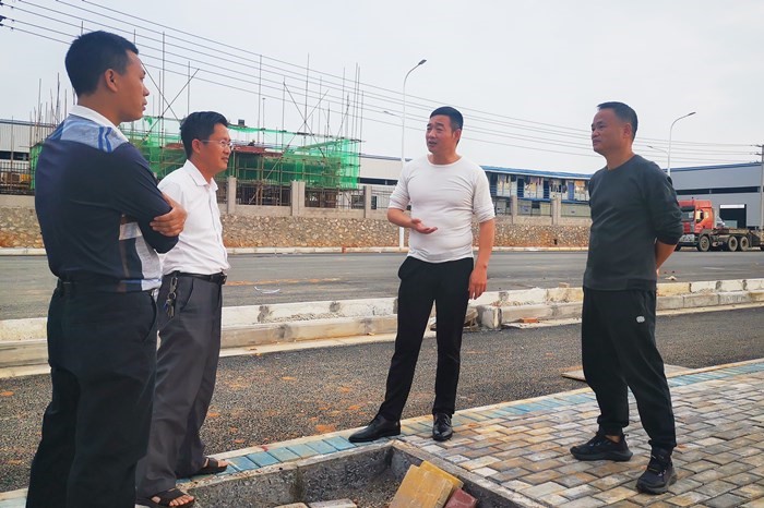 谢春俊到鹿寨县考察项目用地督战bevictor伟德公司筹备工作